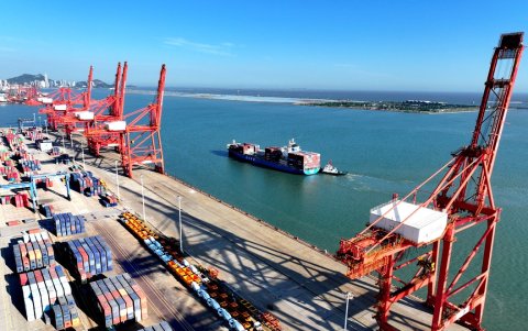 Lianyungang. Un barco ingresa al puerto de la provincia de Jiangsu.