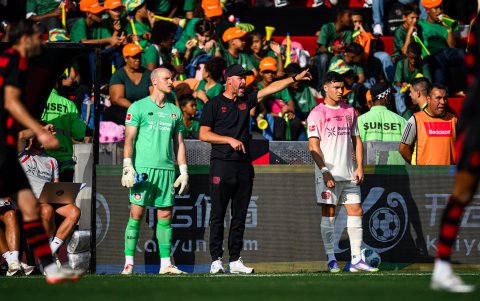 Erik Ten Hag debutó como técnico de Bayer Leverkusen.