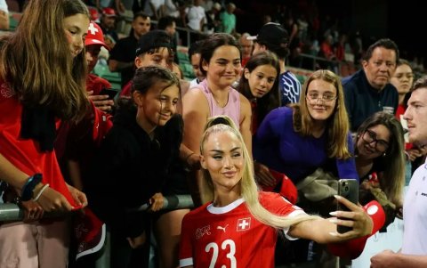 Alisha Lehmann acapara la atención de los hinchas en las canchas.