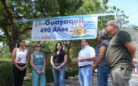 Comunidad. Dennis  Marín (c), junto a residentes de Vía al Sol, alistan actividades en nueva sede.