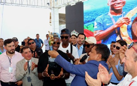 El alcalde de Santo Domingo, Wilson Erazo, le entregó las llaves de la ciudad y el Tsáchila de Oro.