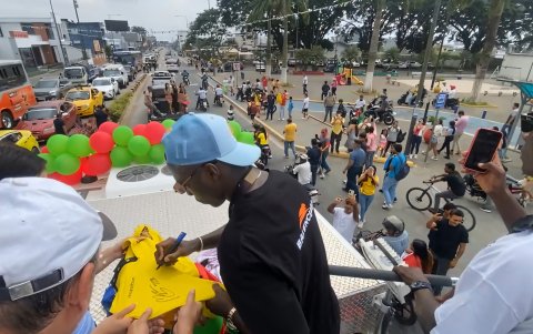 En una multitudinaria caravana, Niño Moi recorrió las calles de  Santo Domingo en sus vacaciones.