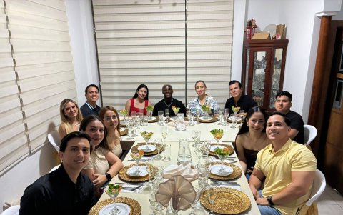 La prefecta de Santo Domingo recibió a Caicedo y su esposa en su casa.