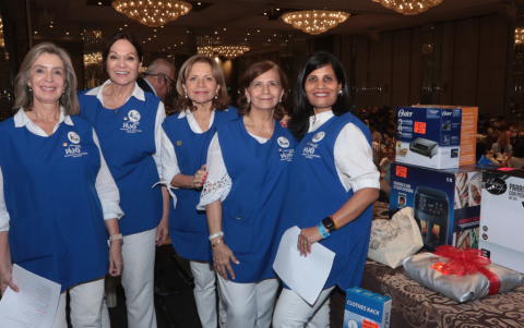 Verónica de Holguín, Lucia de Chávez, Queta de 0netto, Alicia de Rodríguez y Shri Somani.