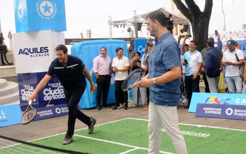 El argentino Juan Martín del Potro (i) participa de un demostración de tenis junto al alcalde Aquiles Alvarez, en el hemiciclo de La Rotonda.