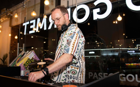 La música peruana, mezclada en vinilo por el DJ Tomás Stefanaky, marcó el ritmo de la velada.