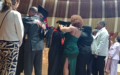 Ceremonia. La joven se graduó con 48 personas mas como primera promoción CDP.