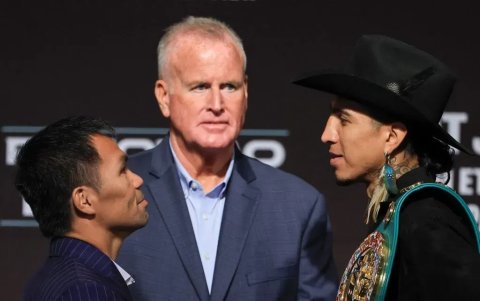Manny Pacquiao (i) junto a Mario Barrios en el careo previo a la pelea de box