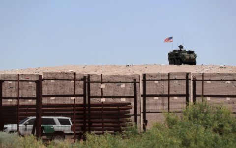 Fotografía de un vehículo militar con la bandera de Estados Unidos, en la frontera de Ciudad Juárez (México).