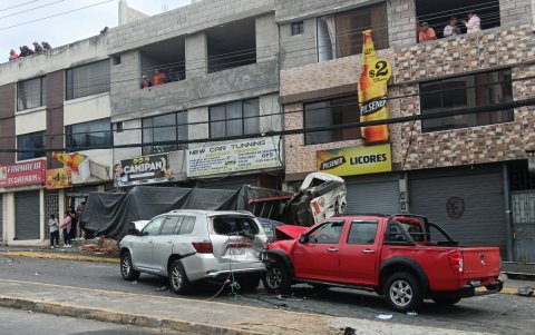 Al menos 12 vehículos estuvieron afectados producto accidente vial en la avenida Legarda, norte de Quito