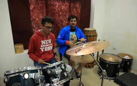 Paul Delgado es uno de los participantes de los talleres que ofrece los Quito Wambras.la pasión por la música le hizo participar de estas actividades gratuitas.