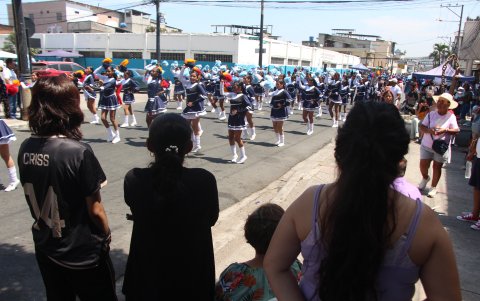 Los desfiles cívicos en julio fomentan la unión entre vecinos, con arreglos en sus barrios, intentando mantener a flote una de las tradiciones más icónicas de Guayaquil.
