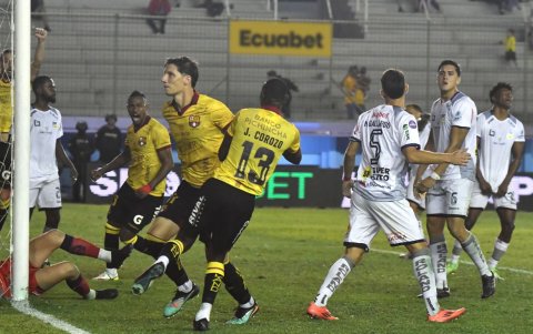 Gastón Campi se elevó con categoría para meter un cabezazo letal que permitió el gol.