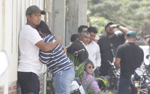 El ataque, perpetrado con armas de gran profundidad, dejó múltiples víctimas en el interior del establecimiento.