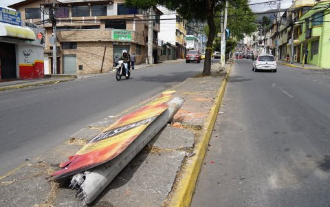 Totalmente destruido quedó un poste de luz tras el impacto del camión que perdió los frenos en la avenida Legarda