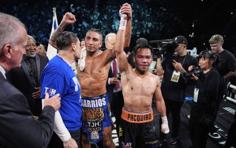 Pac-Man y Barrios levantaron el brazo en señal de victoria, pero empataron.