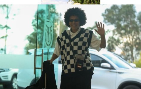 Joselyn Espinales un chaleco y un afro que destacan su presencia.