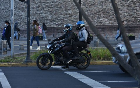Incumplimiento. La normativa prohíbe que dos personas circulen en una moto, sin embargo no se cumple pese a los operativos y sanciones.