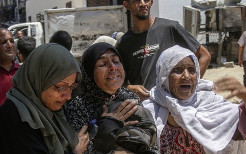 Una mujer llora la muerte de su hijo, tras los disparos de los israelíes