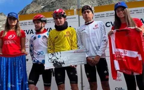 Italia. El tricolor (segundo desde la derecha) en el podio del Giro del Valle d’Aosta.