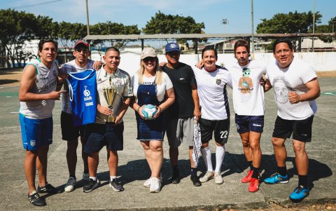 Nene SC se llevó el primer lugar del torneo relámpago, la MSc. Juanita Montero junto a los campeones.