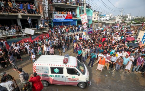Una ambulancia transporta a una persona herida al hospital después de que un avión de entrenamiento de la fuerza aérea se estrellara en el campus de Milestone College, en Daca, el 21 de julio de 2025.