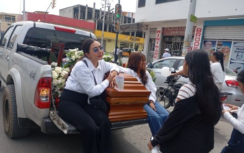 Familiares de una de las víctimas de la masacre en Playas trasladando su féretro hacia un camposanto del cantón.