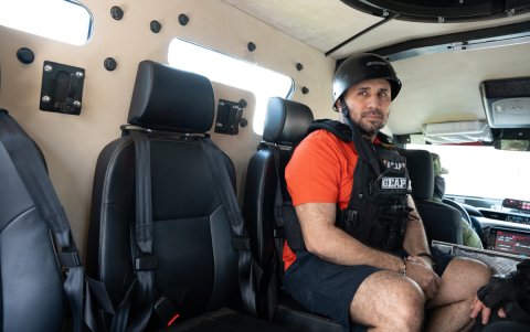 El narcotraficante José Adolfo 'Fito' Macías, es trasladado desde la cárcel la Roca hasta la Base Aérea Simón Bolivar este domingo, en Guayaquil (Ecuador).