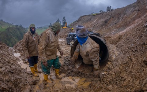 Personal técnico trabaja en la línea de conducción de Carigán, afectada por más de una decena de deslizamientos.