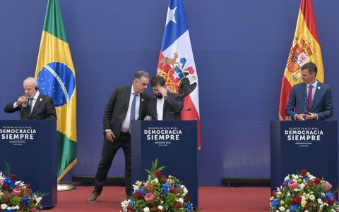 El presidente de Uruguay, Yamandu Orsi, habla con el presidente de Chile, Gabriel Boric. Cerca el presidente de Brasil, Lula da Silva, y el primer ministro español, Pedro Sánchez.