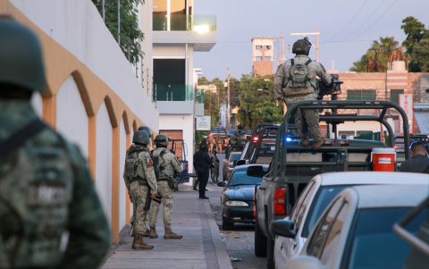 Soldados del Ejército Mexicano patrullan las calles de Culiacán, Estado de Sinaloa, México, durante un reciente operativo.