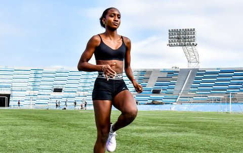 Kiara alimenta a diario su sueño paralímpico en la pista atlética del estadio Modelo Alberto Spencer.