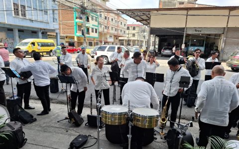 Acto. Una banda musical y un grupo de danza animaron la jornada.
