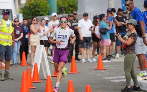 Bravo hizo 4 horas, 26 minutos y 39 segundos entre las tres pruebas.
