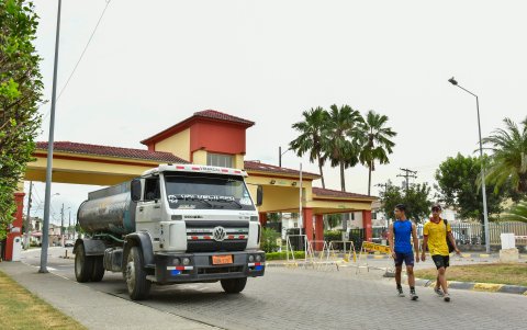 Durante los días que no hubo agua en La Aurora era común ver entrar y salir a tanqueros de las ciudadelas, y a personas asimismo con botellones.