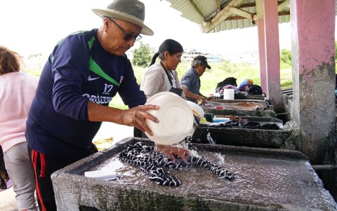 Servicio. Personas de la tercera edad deben ir a otros barrios para lavar la ropa.