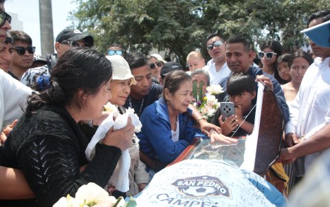 Los familiares de Ángel Montaguano lo despidieron entre lágrimas, música y juegos pirotécnicos. La familia exige justicia