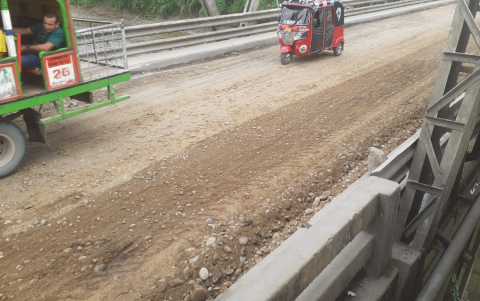 Vista general del puente intervenido con tierra y cascajo, mientras se espera una rehabilitación definitiva.