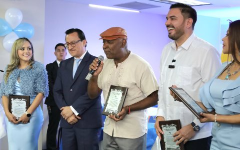 Durante la sesión, el CPCCS entregó reconocimientos a ciudadanos.