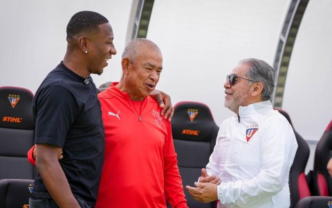 Pervis Estupiñán visitó durante sus vacaciones el complejo de Liga de Quito.
