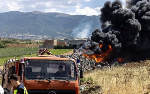 Incendio en una chatarrería en Grecia amenaza con alcanzar varias casas y almacenes impulsado por los fuertes vientos.
