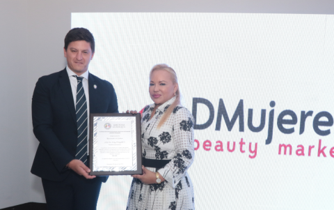 Juan Sebastián Aguirre entrega un reconocimiento a Nery Meregildo por su labor como presidenta del directorio de la Amcham.