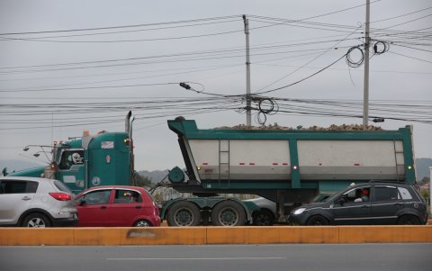 Riesgos. En esa zona es habitual que volquetas circulen con el material pétreo expuesto, generando peligro para quienes transitan cerca. Hay poco control.