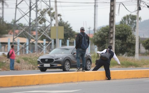 Los peatones también enfrentan dificultades. Para cruzar la vía, deben sortear obstáculos y exponerse al peligro, ya que en este tramo son pocos los pasos señalizados.