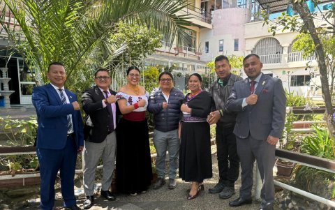 Los asambleístas que fueron expulsados por la Conaie aparecen en una foto con Marlon Vargas, tras congreso