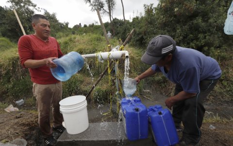 En barrios como El Garrochal, los vecinos obtienen el líquido de un ojo de agua, aunque no es apto para el consumo humano.
