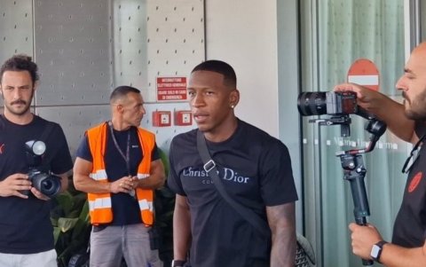 Pervis Estupiñán en su arribo a la ciudad de Milán.