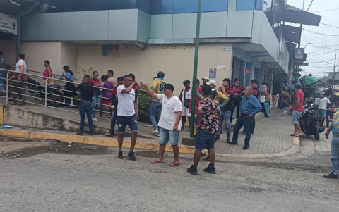 Los moradores cerraron el paso vehicular en ambos sentidos del puente exigiendo obras duraderas