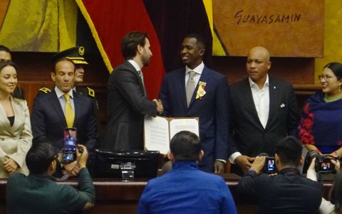 Willian Pacho, luego de recibir la medalla Vicente Rocafuerte al Mérito Deportivo en la Asamblea, de manos Niels Olse, presidente del legislativo.
