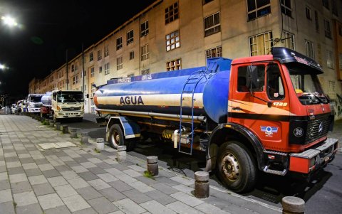Tanqueros abasteciendo a los barrios afectados durante la emergencia por falta de agua en Quito.